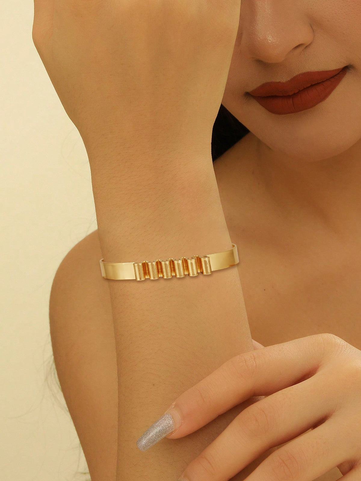 Women's Bangle with Elegant Curved Design