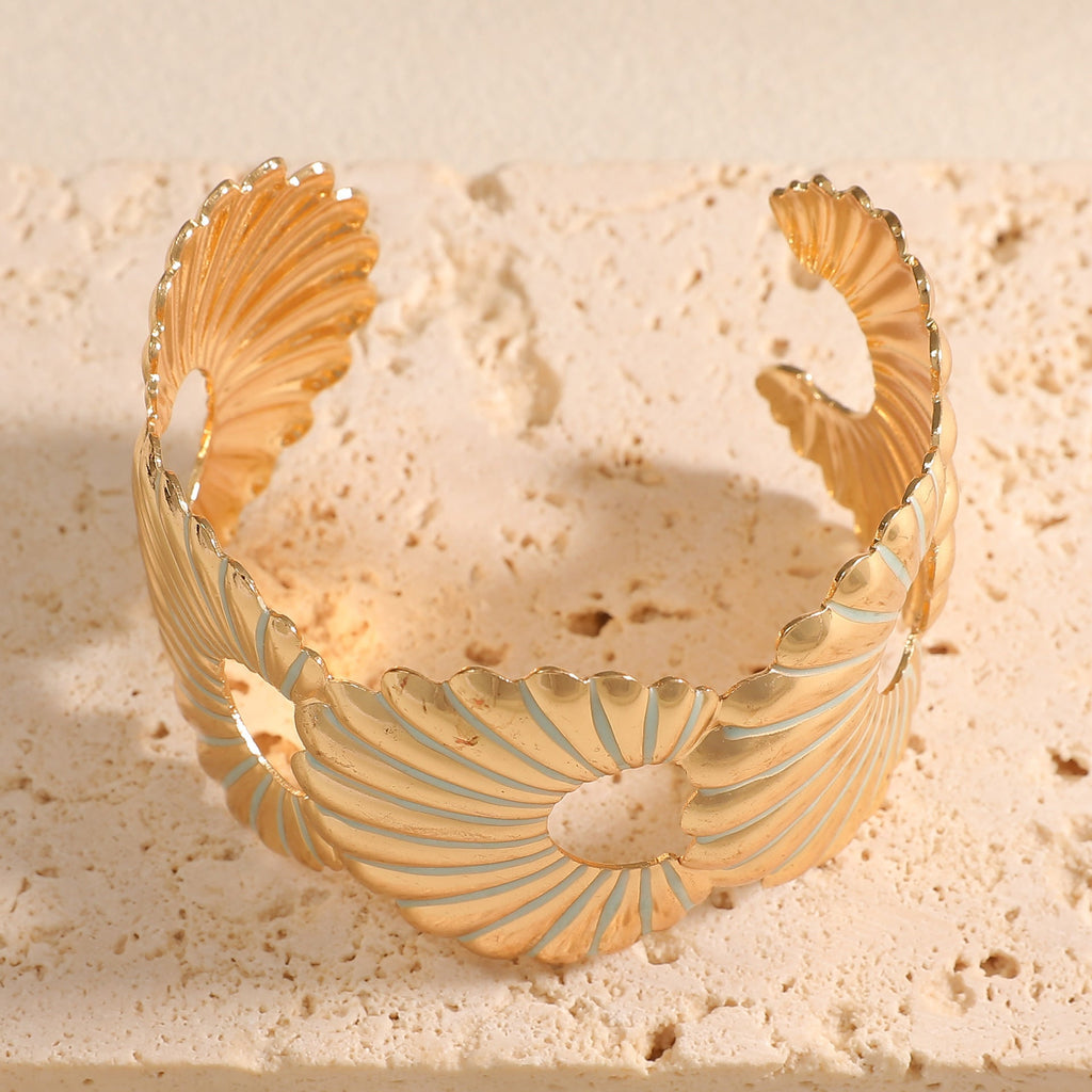 Women's Bangle with Elegant Shell Design