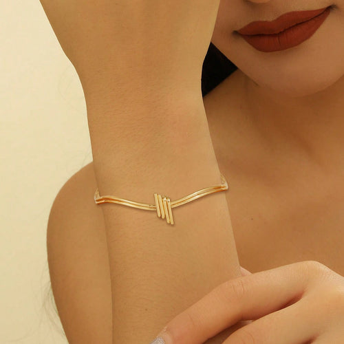 Women's Bangle with Elegant Curved Design