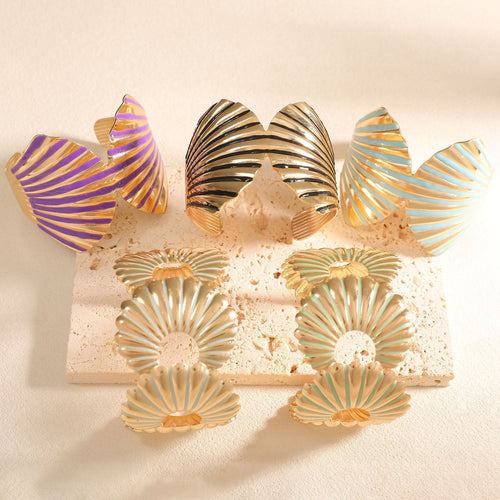 Women's Bangle with Elegant Shell Design