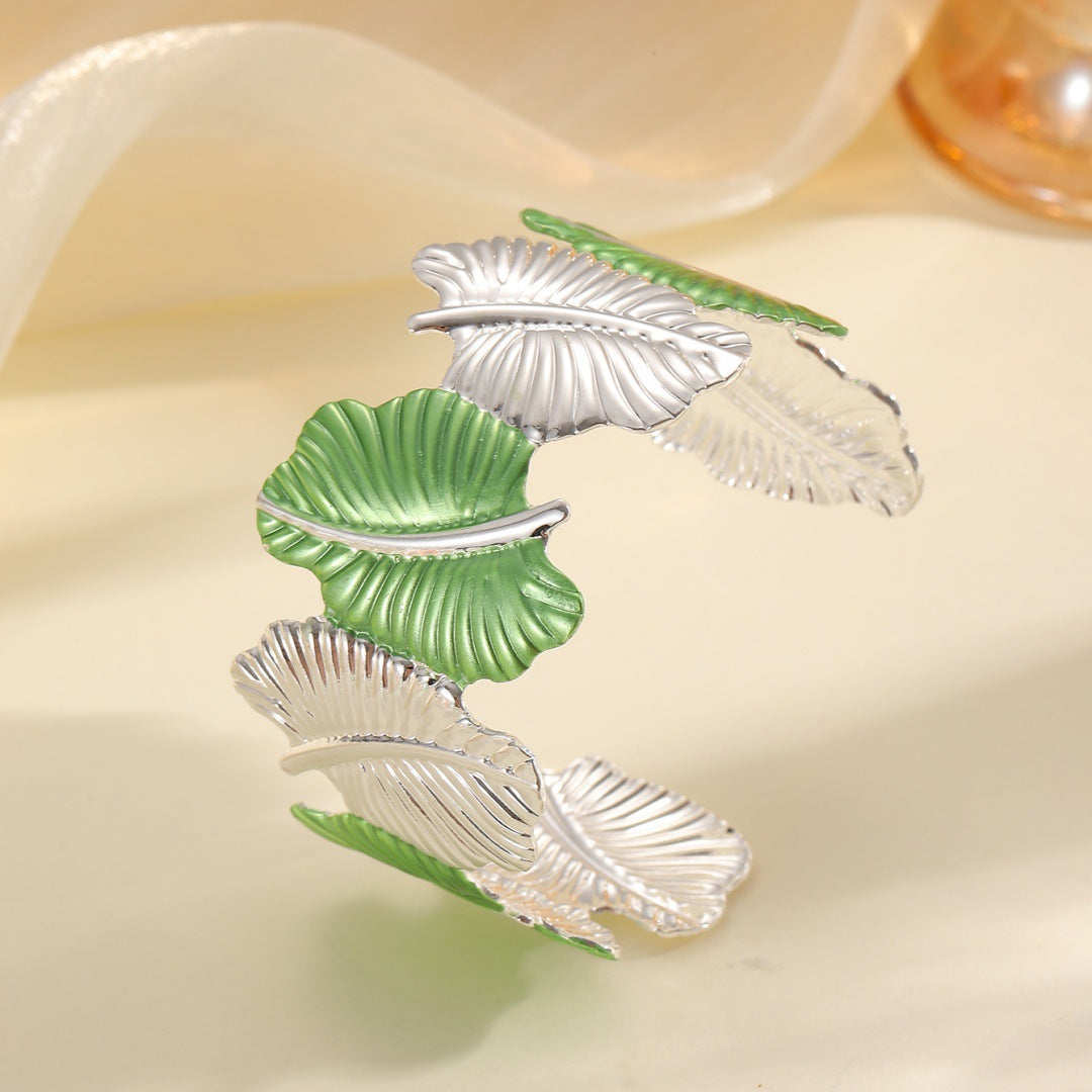 Women's Bracelet with Elaborate Leaf Design
