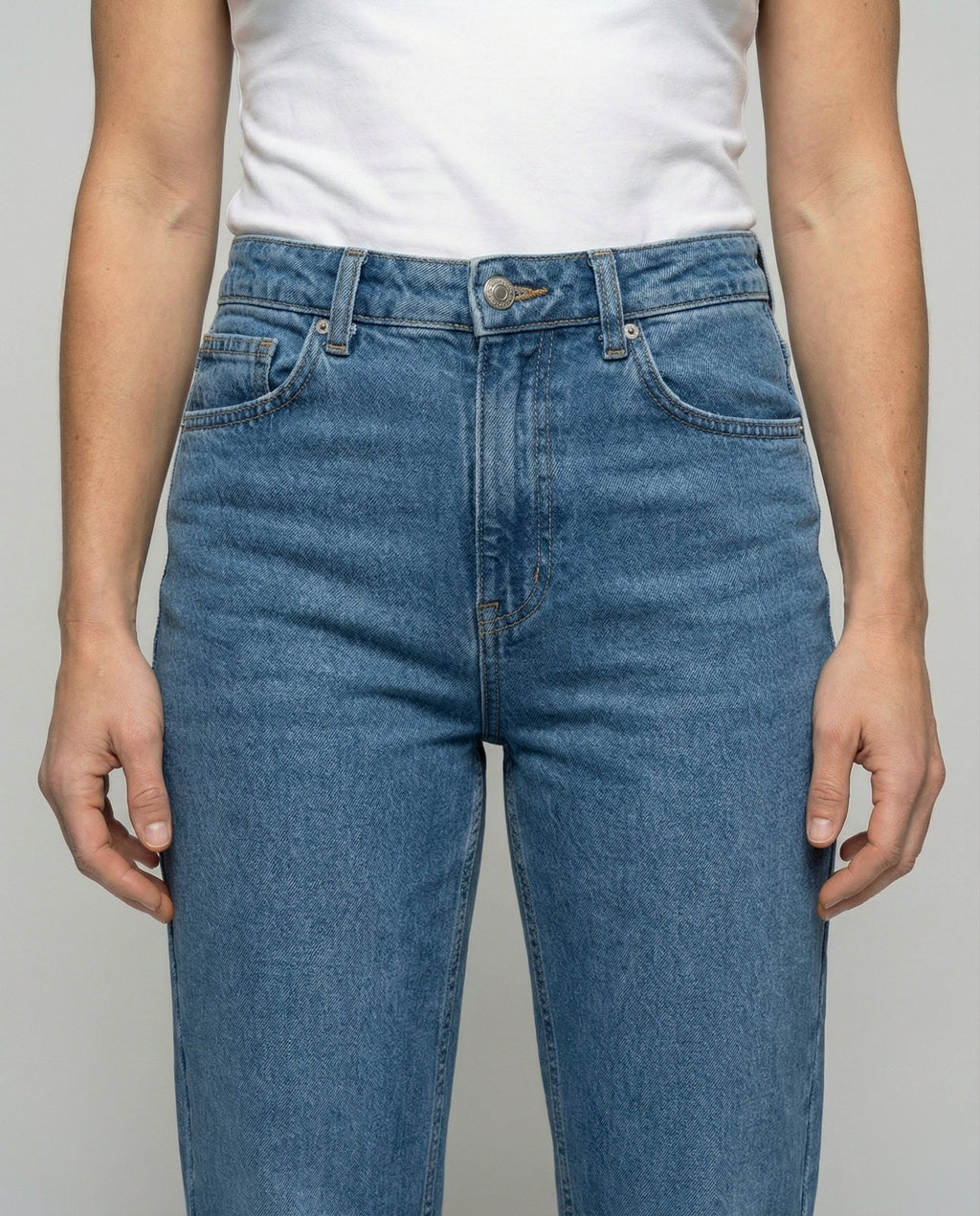 Women's Denim Pants with Balloon-Shaped Leg - Close-Up Detail
