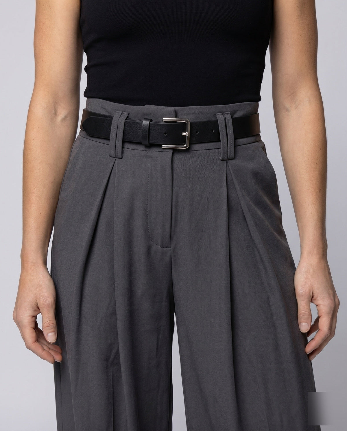 Women's Elegant High-Waist Release Pants with Belt and Wide Leg - Close-Up Detail