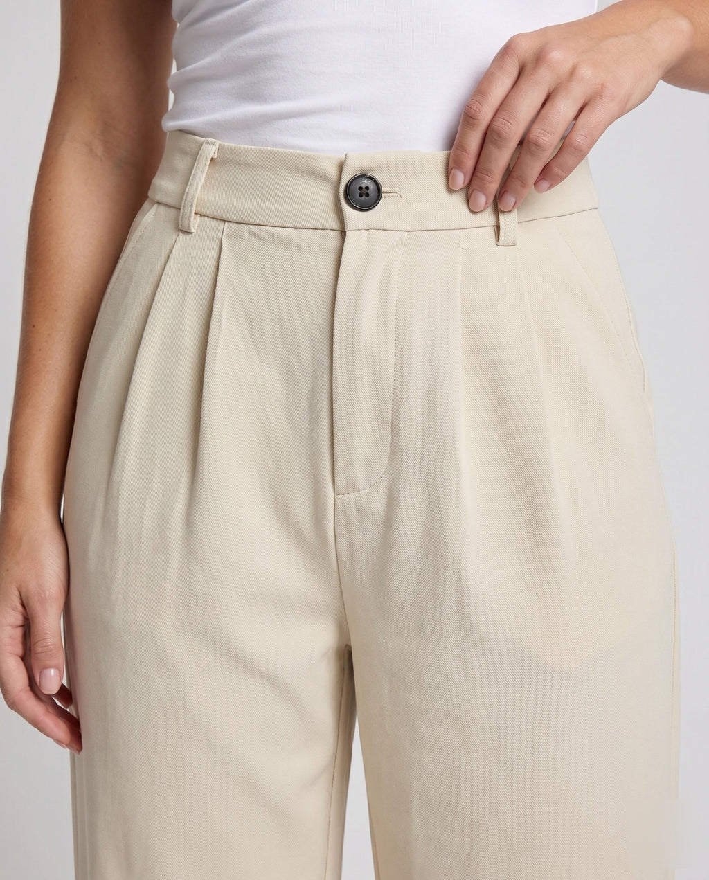 Women's High-Waisted Pleated Culottes with Belt Loops and Side Pockets - Close-Up Detail