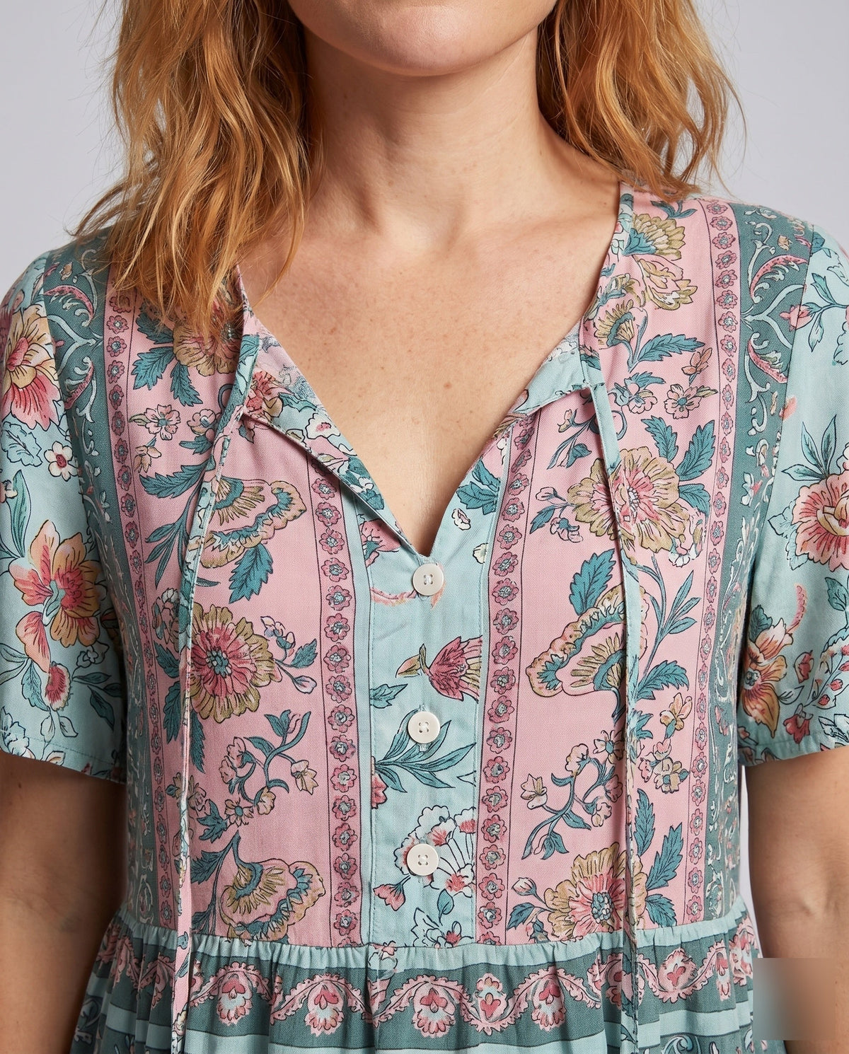 Women's Blouse Shirt with Floral Pattern and Casual Cut - Close-Up Detail