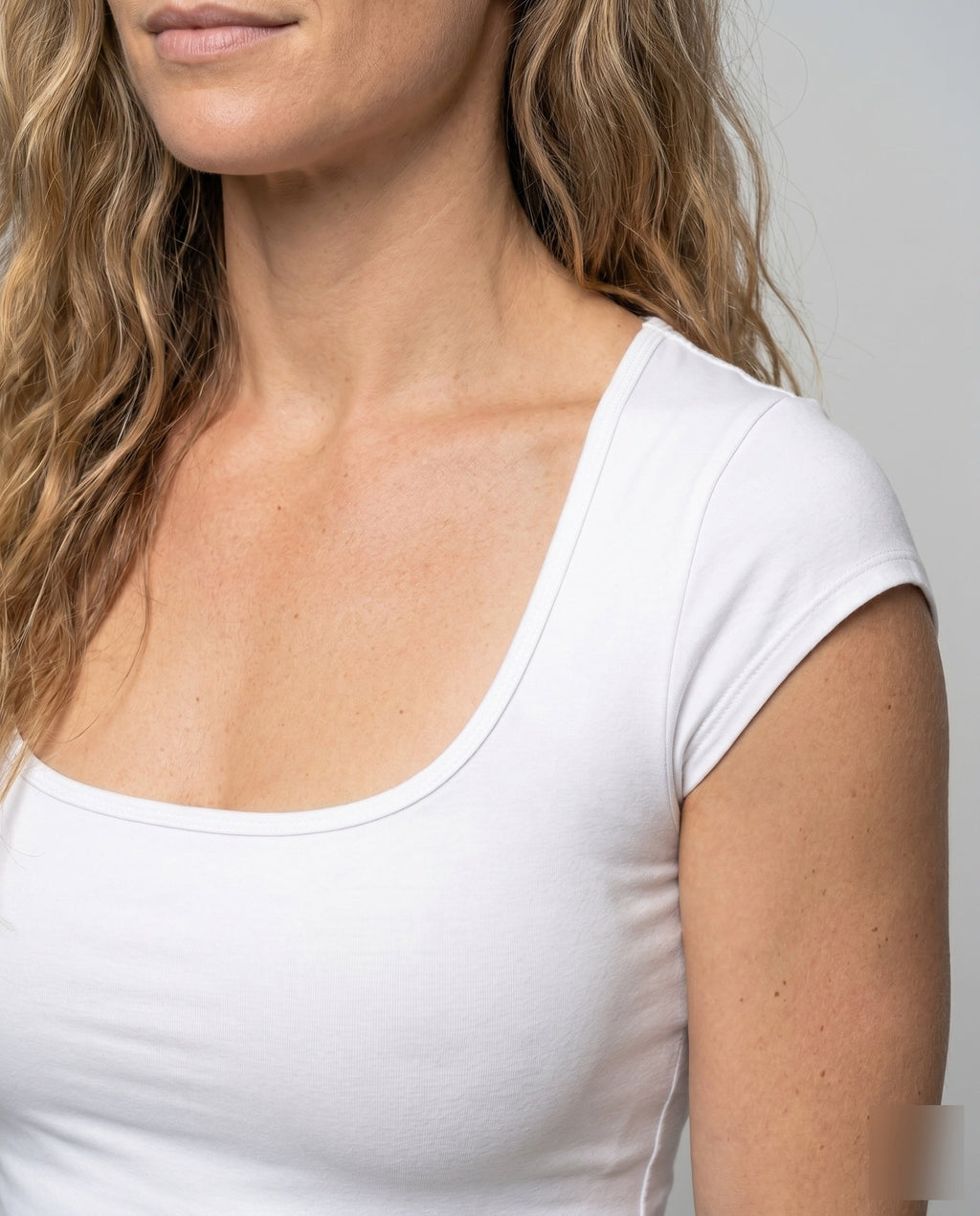 Women's Fitted T-Shirt with Elegant Lace Hem - Close-Up Detail