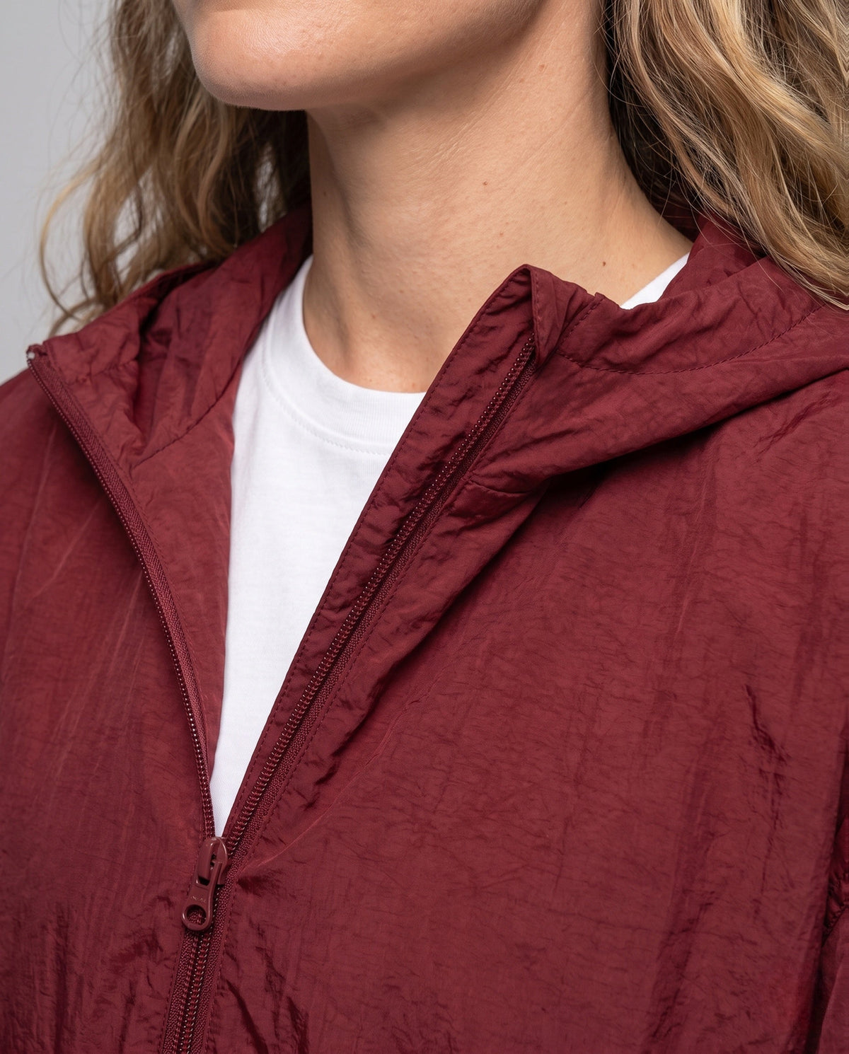 Women's Lightweight and Stylish Outdoor Jacket with Pockets - Close-Up Detail