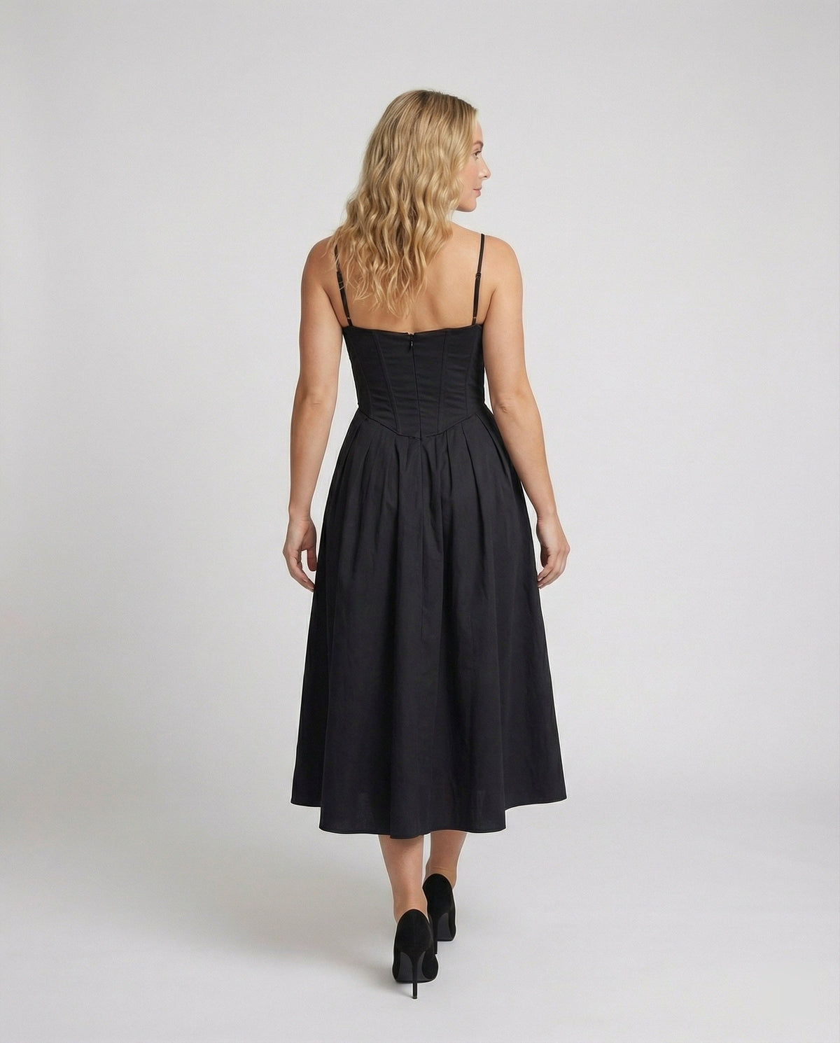 Women's Elegant Long Dress with Fitted Silhouette and Flowing Skirt