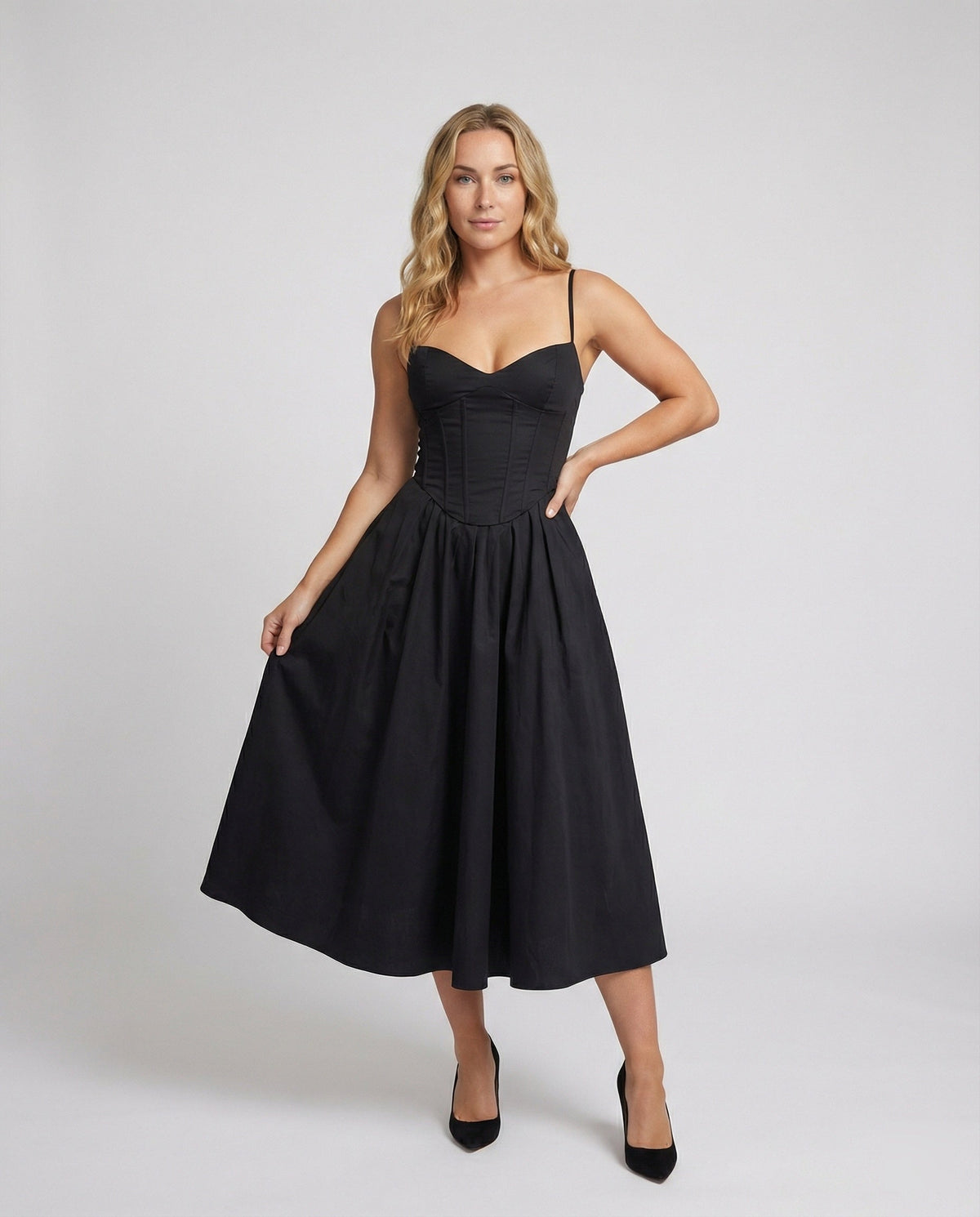Women's Elegant Long Dress with Fitted Silhouette and Flowing Skirt